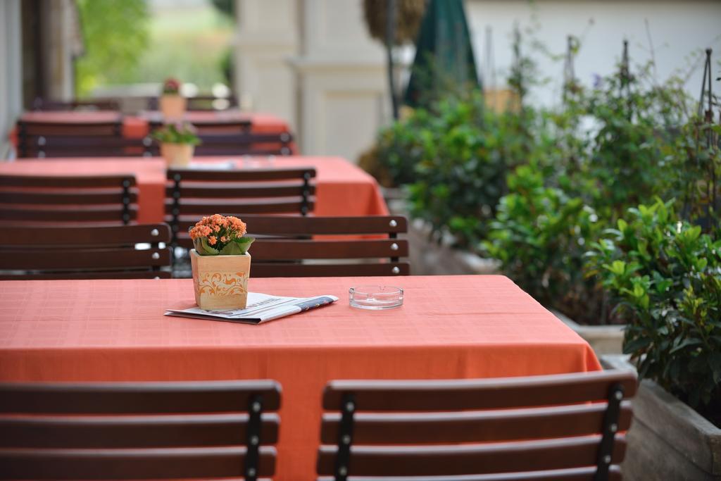 Hotel Castel Royal Mosnita Noua Exterior photo