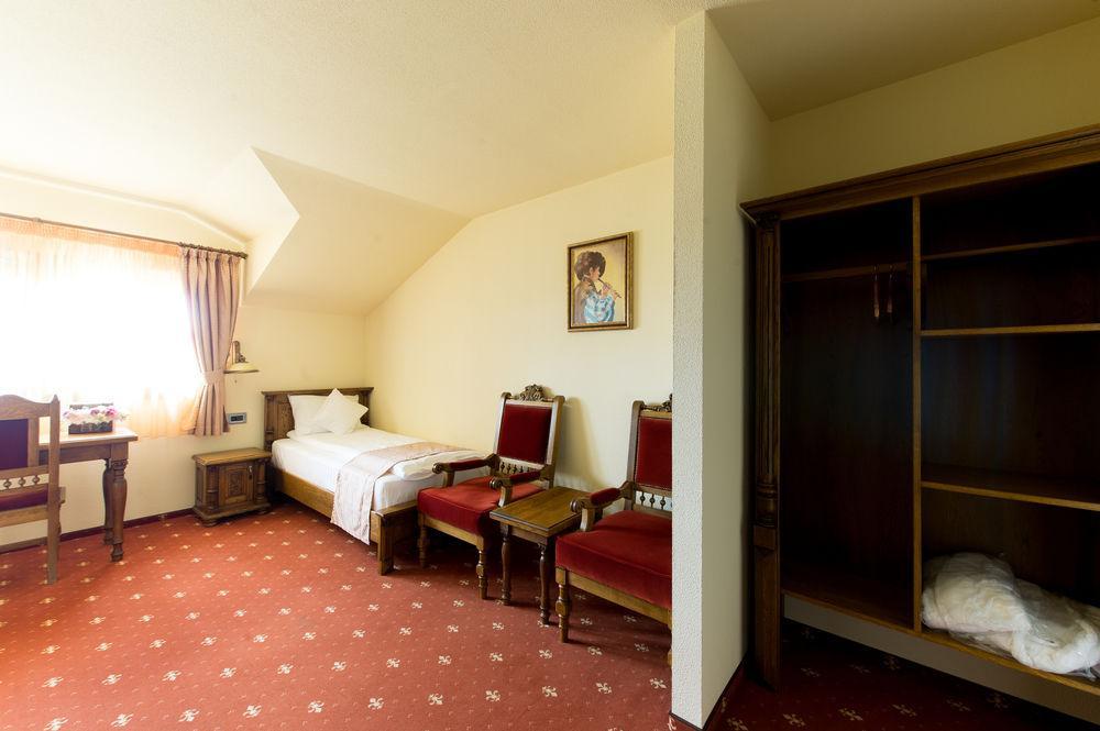 Hotel Castel Royal Mosnita Noua Exterior photo