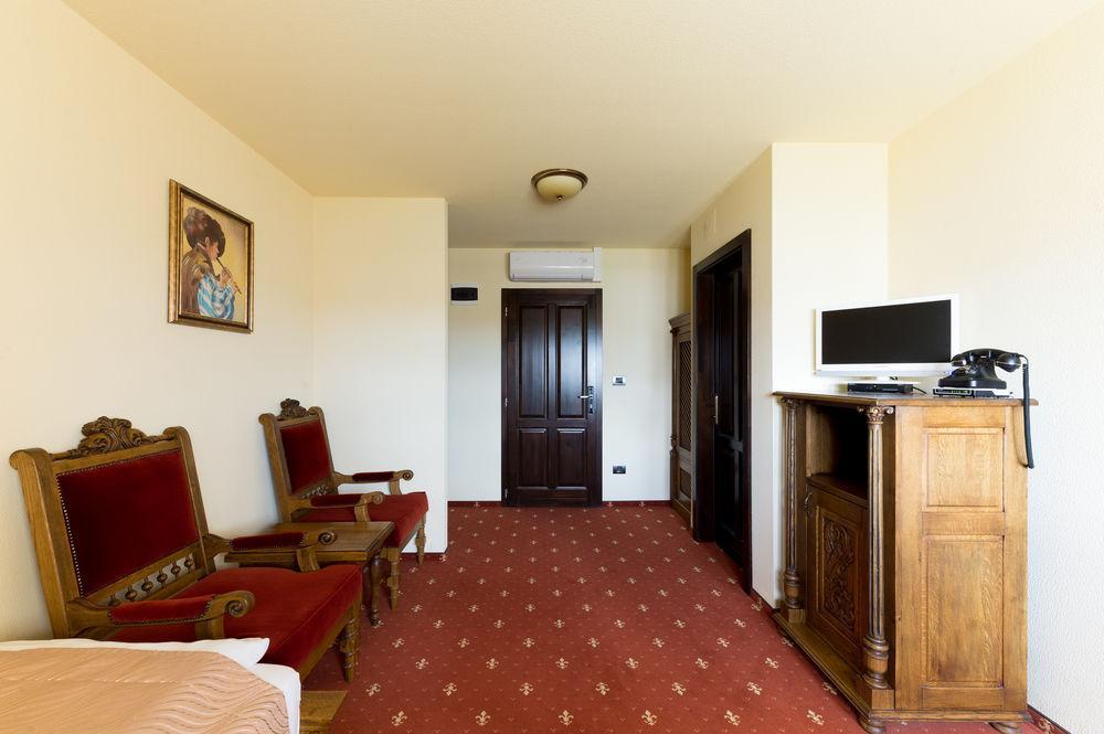 Hotel Castel Royal Mosnita Noua Exterior photo